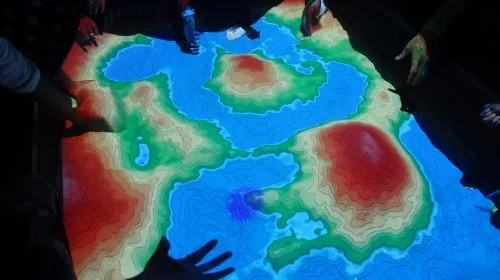 Instalación de realidad aumentada en el Museo Perot que superpone información digital sobre arena física