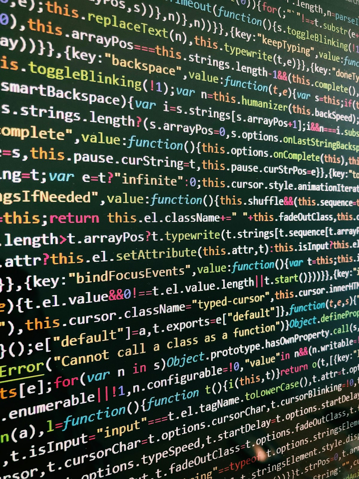 Placa electrónica con chip central iluminado representando inferencia ML en hardware