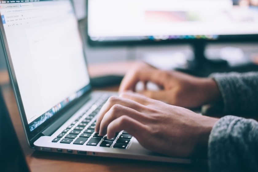 Pantalla de portátil con interfaz de aplicación sobre escritorio ordenado