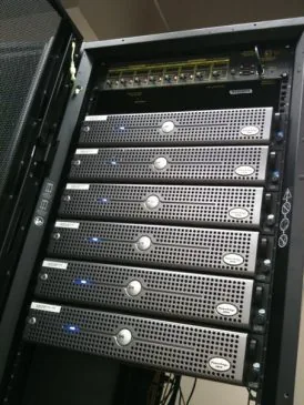 Rack de servidores en un centro de datos moderno, representando la infraestructura cuya sostenibilidad analiza el artículo