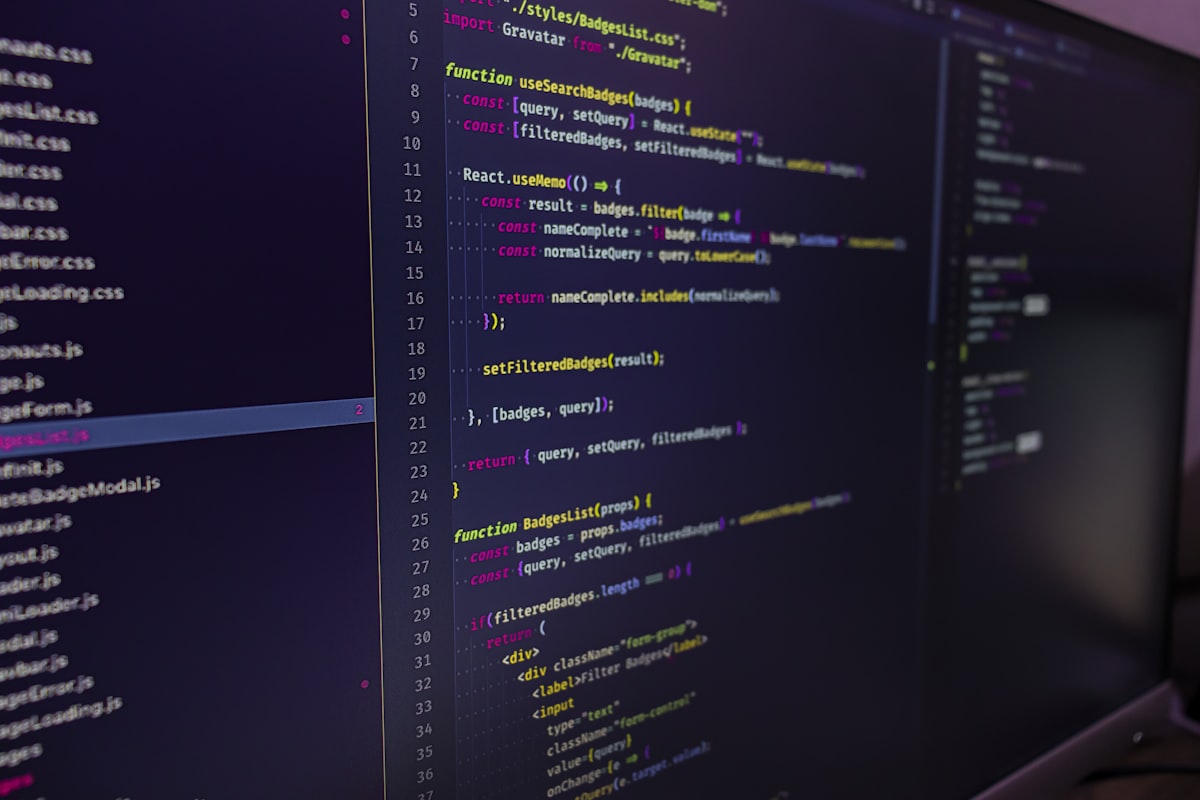 Engranajes metálicos entrelazados representando automatización cooperativa