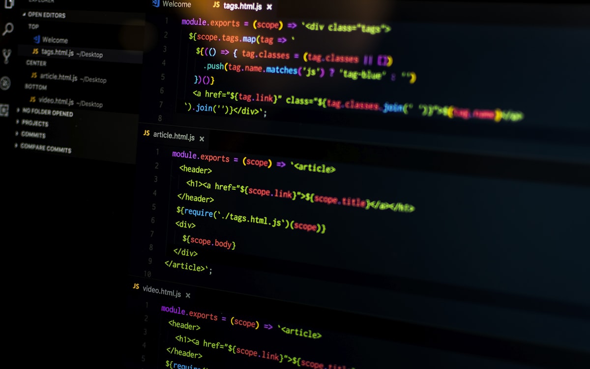 Edificio institucional europeo con banderas representando regulación UE