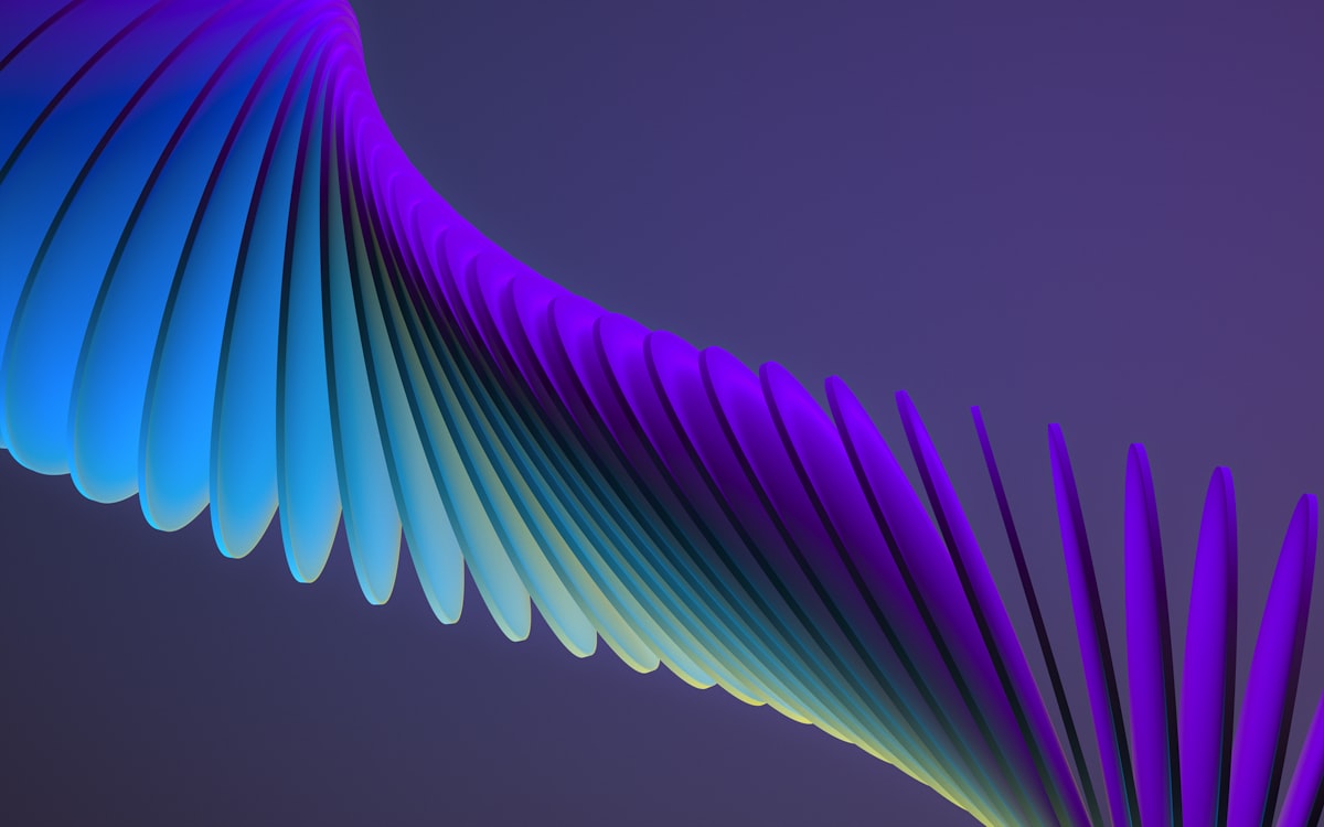 Planta industrial iluminada con infraestructura tecnológica representando edge compute