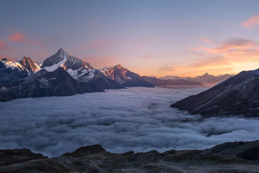 Montañas al amanecer con paisaje reflexivo representando contemplación profunda