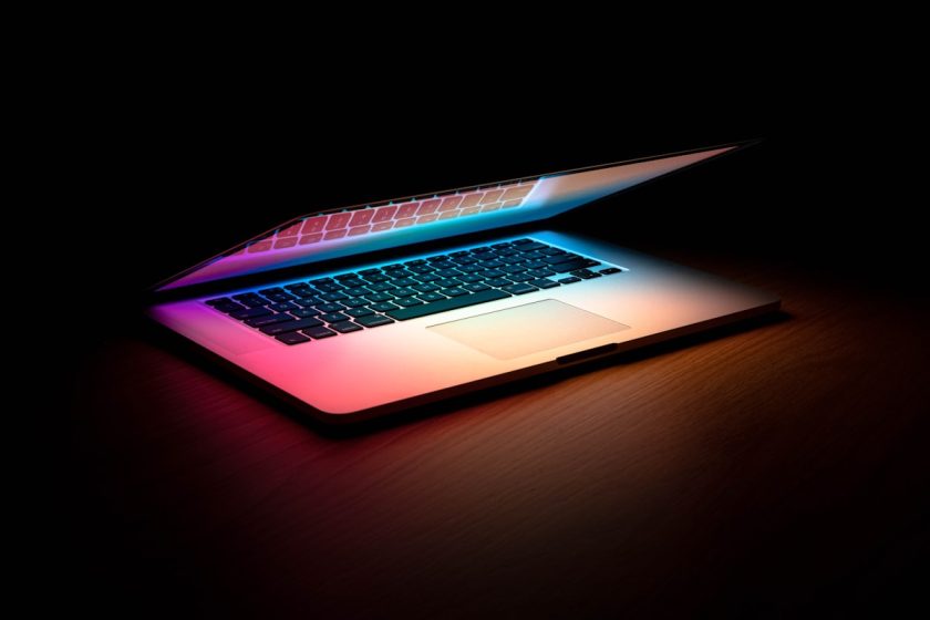 Cables de fibra óptica con luces brillando, metáfora de flujos de logs canalizados por Vector hacia sus destinos