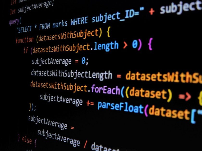 Pantalla de ordenador mostrando código fuente con colores resaltados