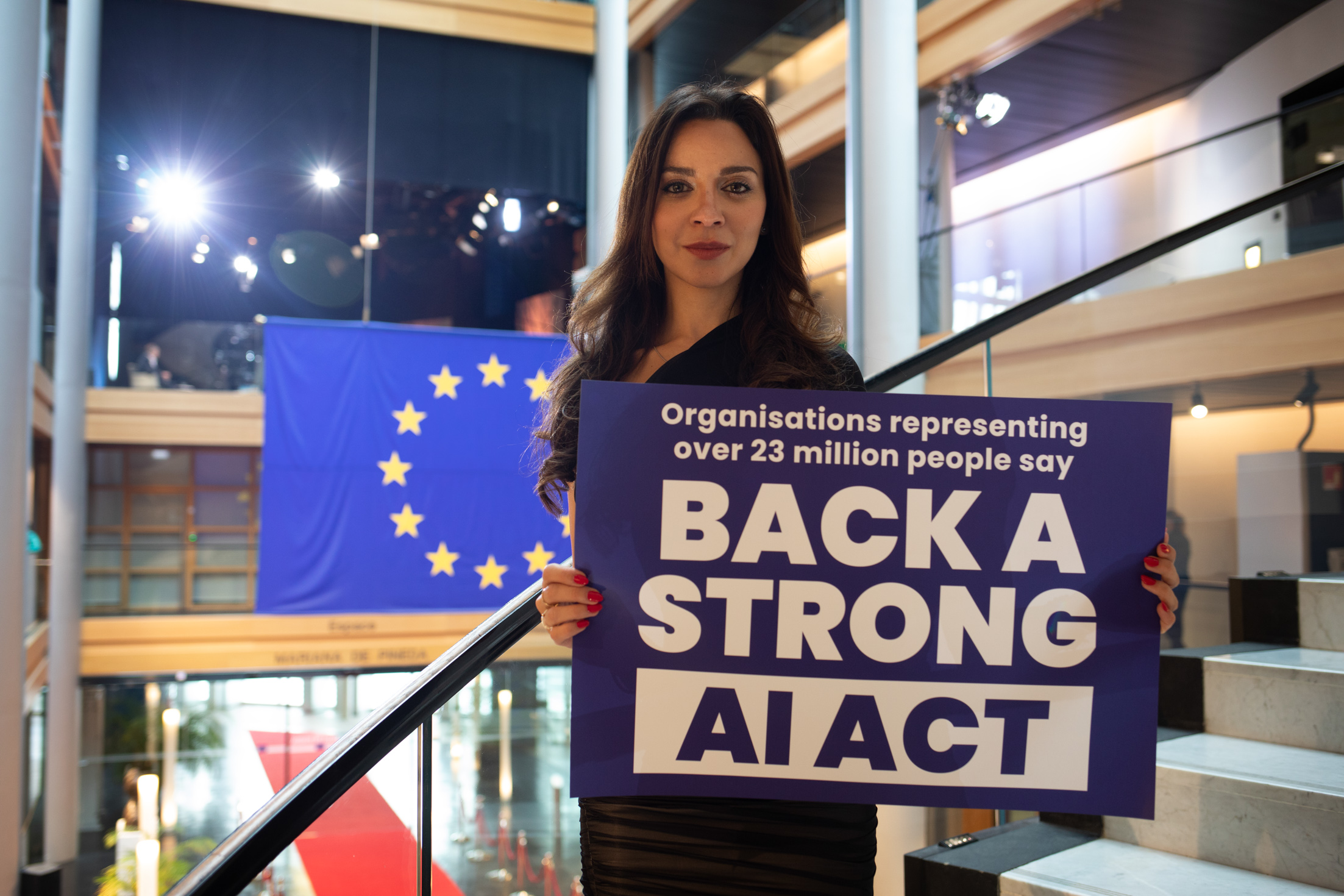 Fotografia de una sesion del Parlamento Europeo en Estrasburgo relacionada con el debate sobre la Ley de IA europea, simbolizando el marco normativo que entra en aplicacion el 2 de agosto de 2025