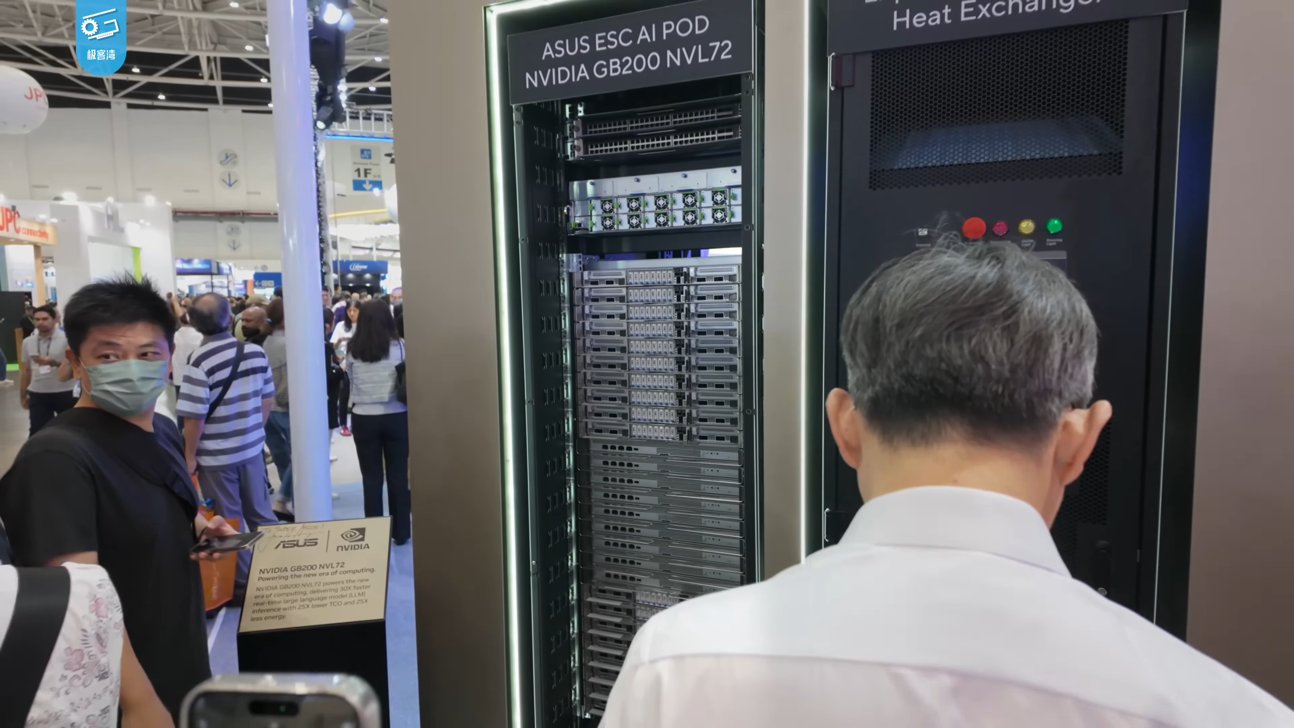Rack NVIDIA GB200 NVL72 expuesto en COMPUTEX 2024, la plataforma integrada que combina 36 CPUs Grace y 72 GPUs Blackwell conectadas por NVLink de quinta generacion y que ha redefinido el diseno de centros de datos dedicados al entrenamiento de modelos fundacionales en 2025