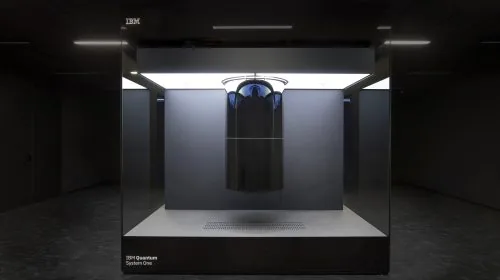 Procesador de computación cuántica superconductor del sistema IBM Q en instalaciones del Instituto Fraunhofer, representativo del hardware de cúbits físicos en producción que sirve de base para los primeros experimentos de cúbits lógicos con corrección de errores