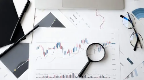 Panel de costes en nube con gráficas de gasto desglosado por servicio y modelo