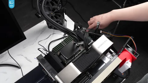 Tarjeta aceleradora NVIDIA H100 basada en arquitectura Hopper, estándar de facto en entrenamiento de modelos de frontera