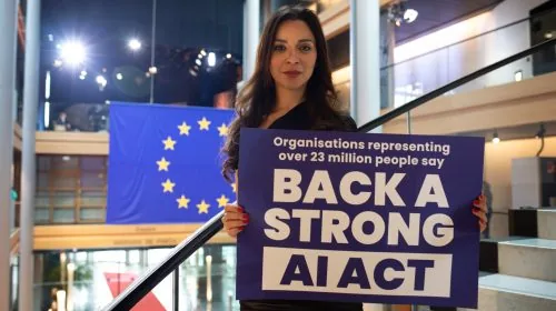 Vista del hemiciclo del Parlamento Europeo en Estrasburgo durante la sesión sobre el Reglamento de Inteligencia Artificial, con el aforo cubierto y pantallas mostrando la sesión legislativa que aprobó la primera regulación horizontal de IA
